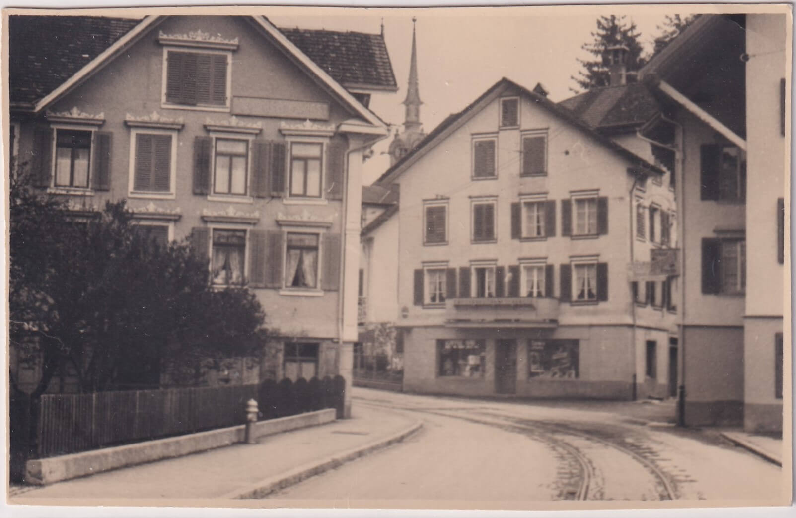 Oberägeri Tramschiene ungelaufen Fotographie